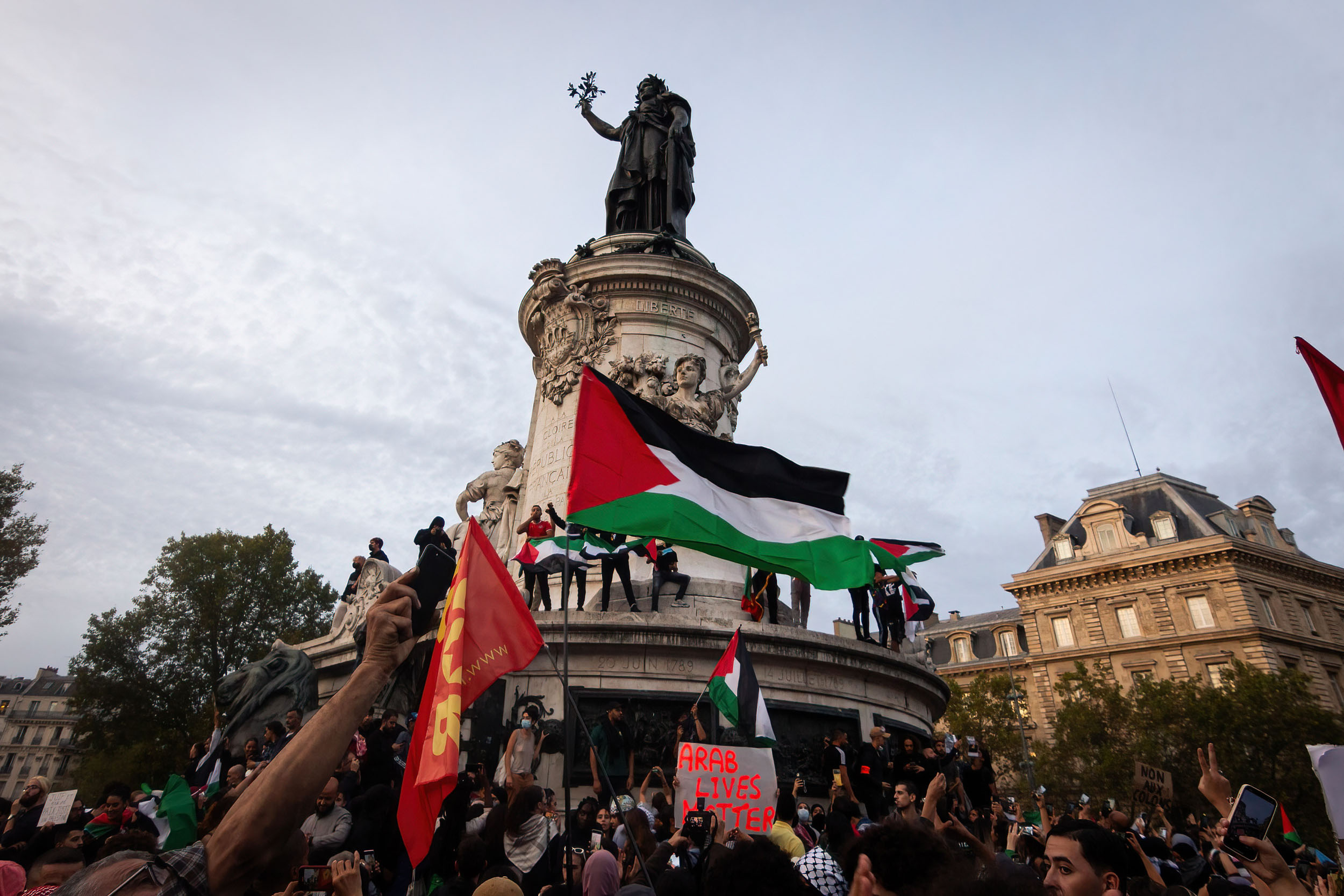 Könnygáz és vízágyú Párizsban