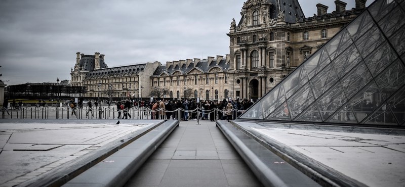 Bombariadó volt tegnap a Louvre-ban