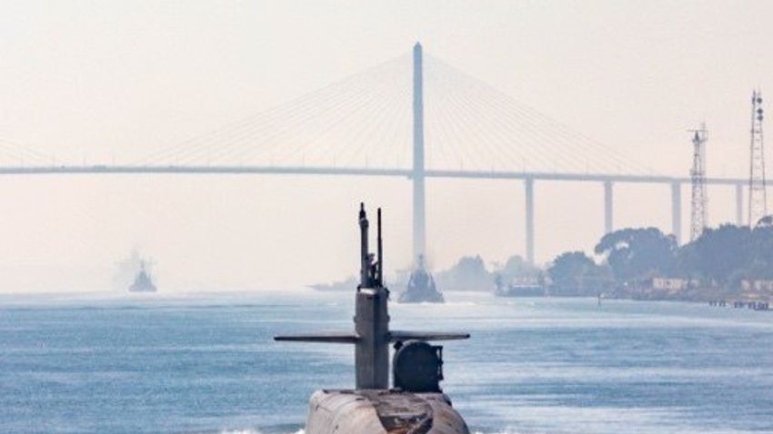 Amerikai atomtengeralattjáró a Szuezi csatornán