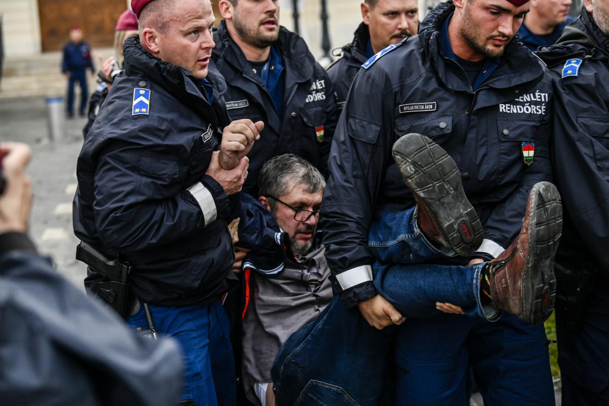 Ki kell fizetnie Hadházynak a büntetést