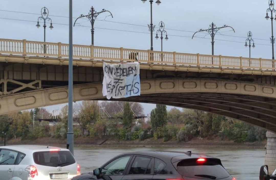 Megjelent tegnap egy transzparens a Margit hídon