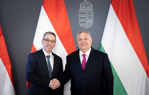 „Az a vágy, hogy egy háború közepén álló országot felvegyenek az EU-ba, politikai őrültség”