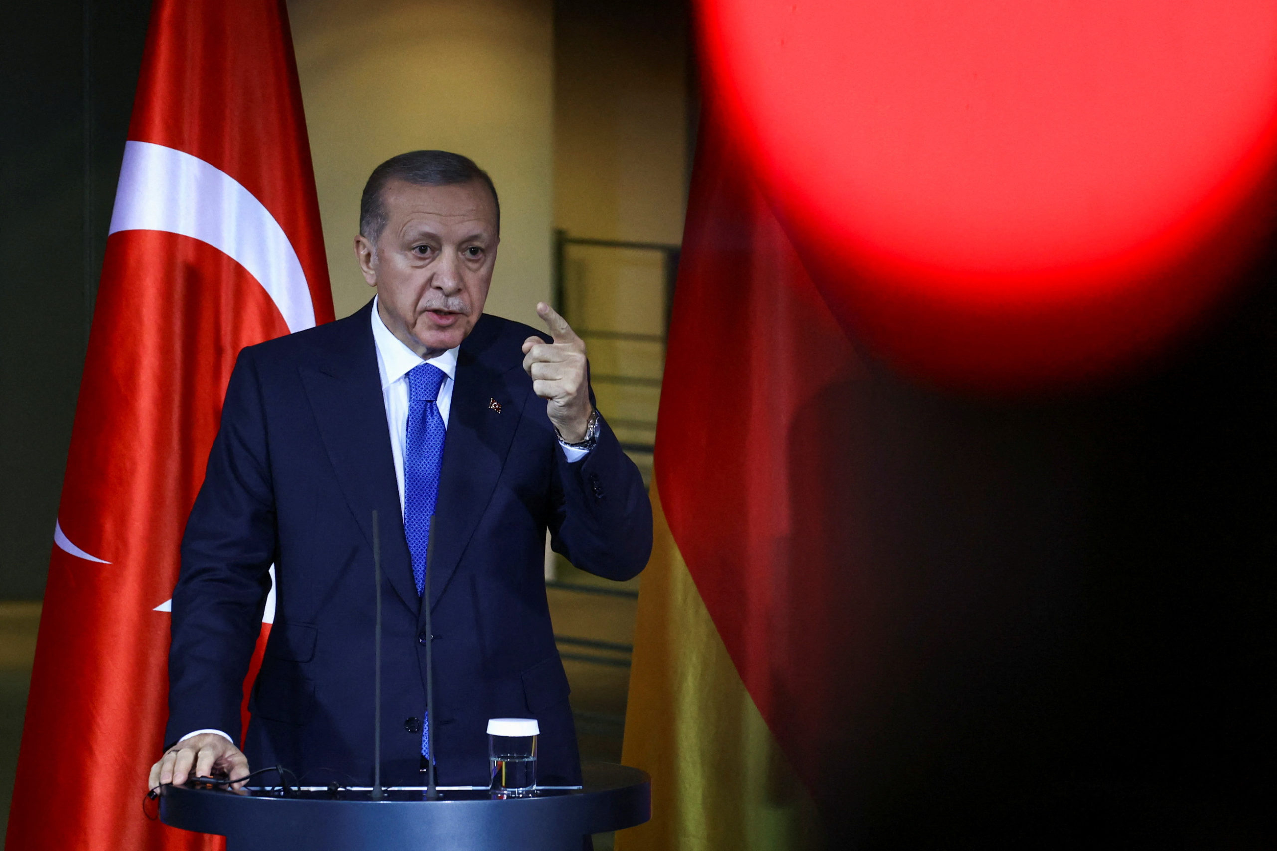 „Az iszlám világnak egyetlen ökölként kell az asztalra csapnia”