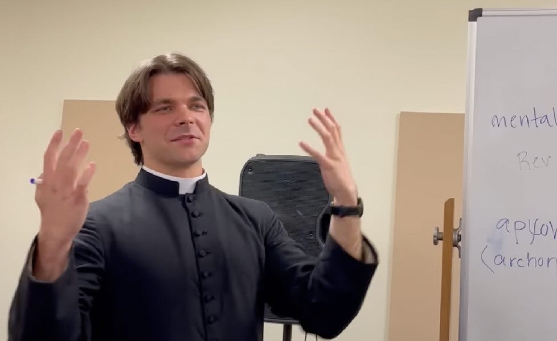 A démonszakértő pap elvette a diáklányt