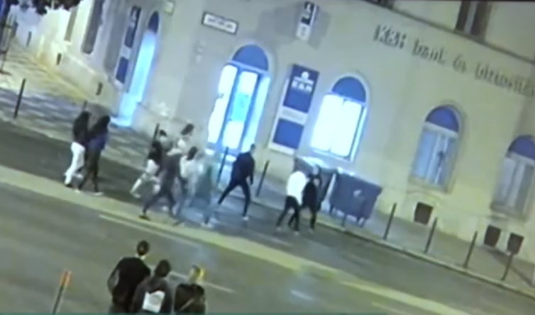 A Deák téri halálos késelés videóját a bíróságon bemutatták
