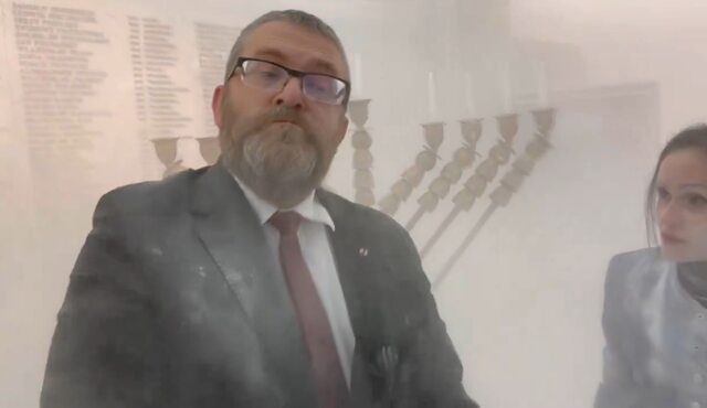 A lengyel Parlamentben poroltóval oltották el a menórát – videóval