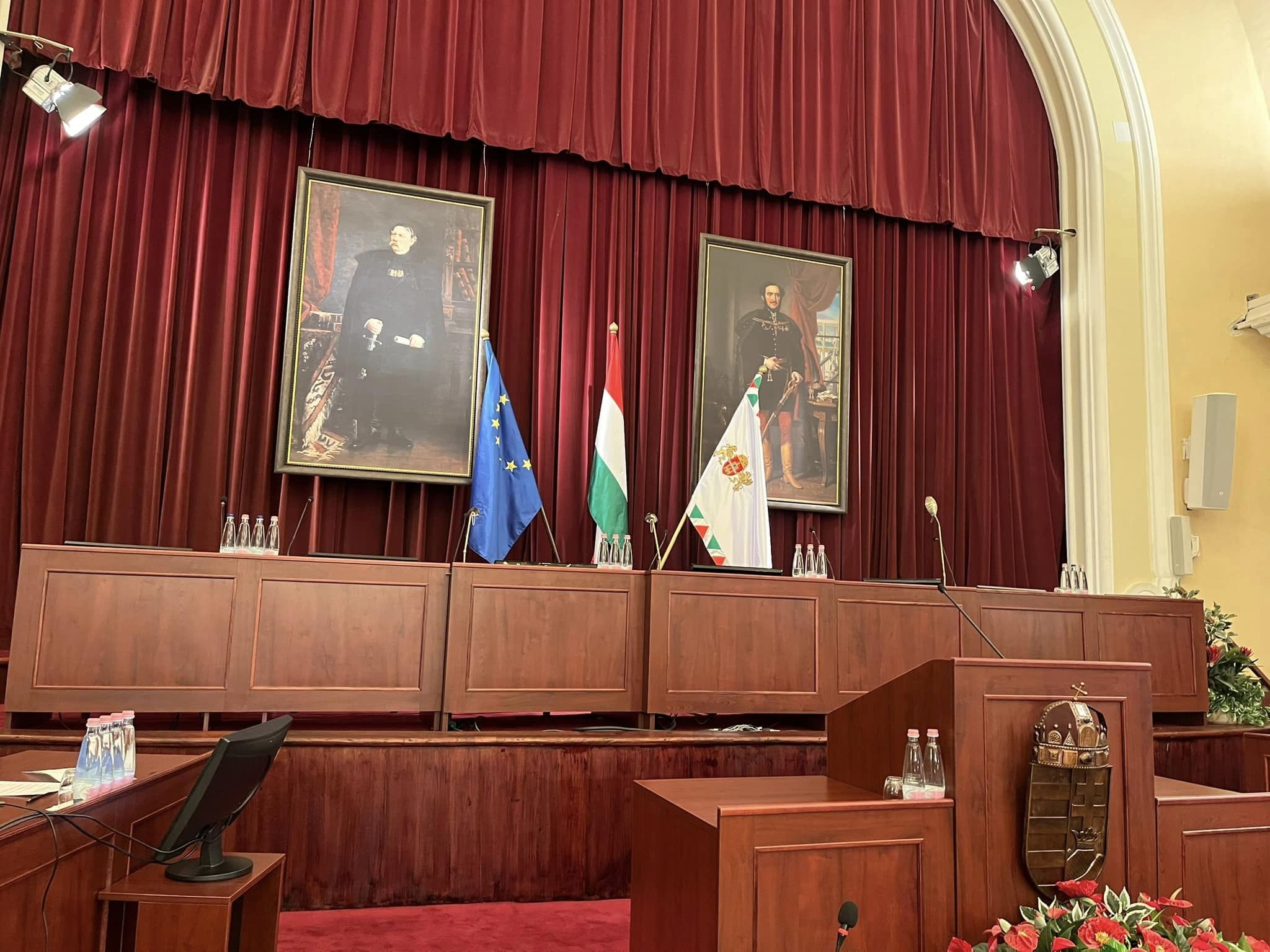 Félbeszakadt a Fővárosi Közgyűlés, a Várba buszoztak Karácsonyék