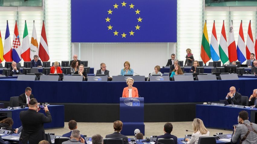 Egy kutya leugatta Ursula von der Leyen beszédét
