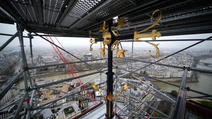 A Notre-Dame huszártornyán újra ott virít a kakas