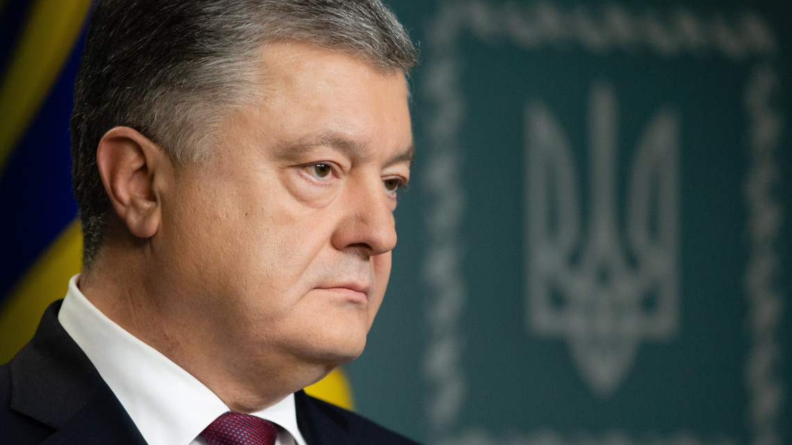 Az SZBU nem engedte elutazni Petro Porosenko volt elnököt