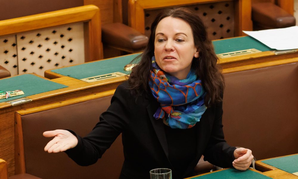 A Guardian lapjairól tanulja parlamenti beszédét Szabó Tímea