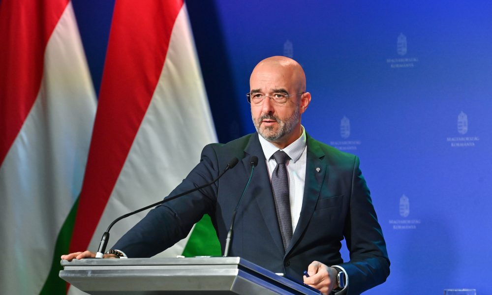 „Présember úr a történelem szellemvasútján ül”