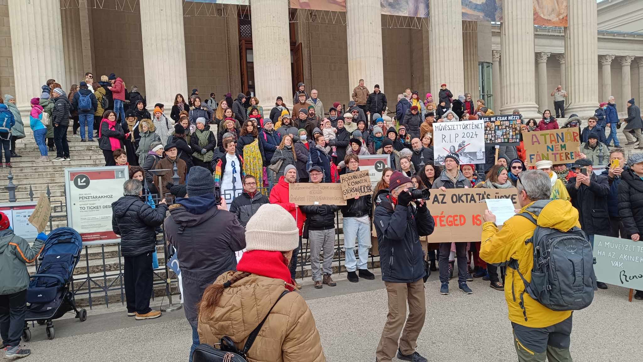 A Szépművészeti Múzeum előtt demonstráltak tegnap