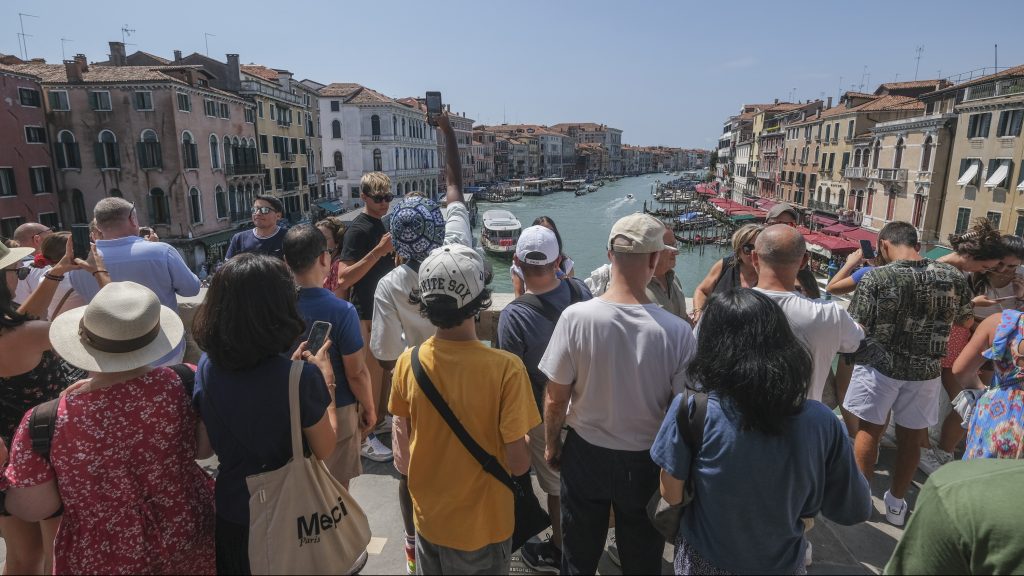 Velencében a nagy turistacsoportokat és a hangszórókat is betiltják