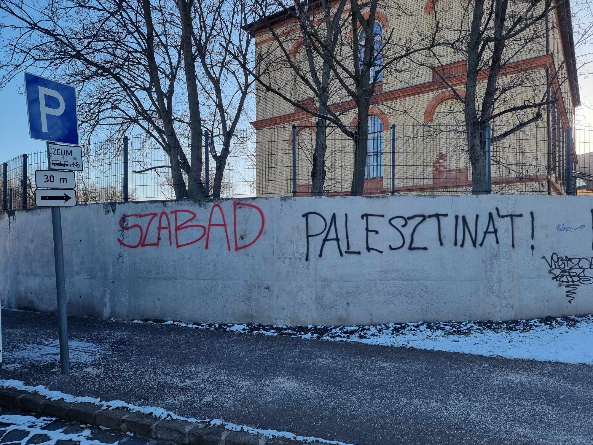 A Sorsok Házánál akciózott a hazai antifa