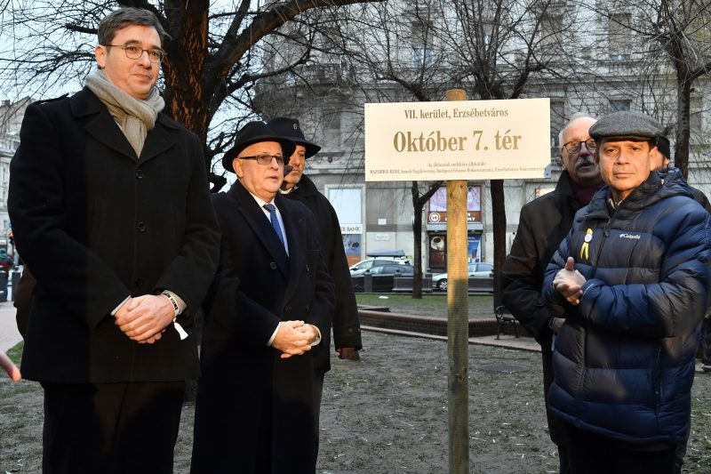 Október 7. térnek nevezték át a zsinagóga előtti teret