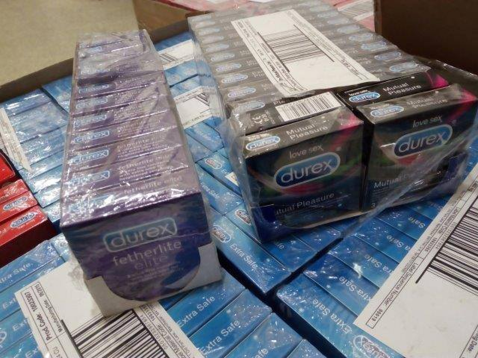 Több mint egymilliárd forintnyi adót csaltak el óvszerekkel és édességgel