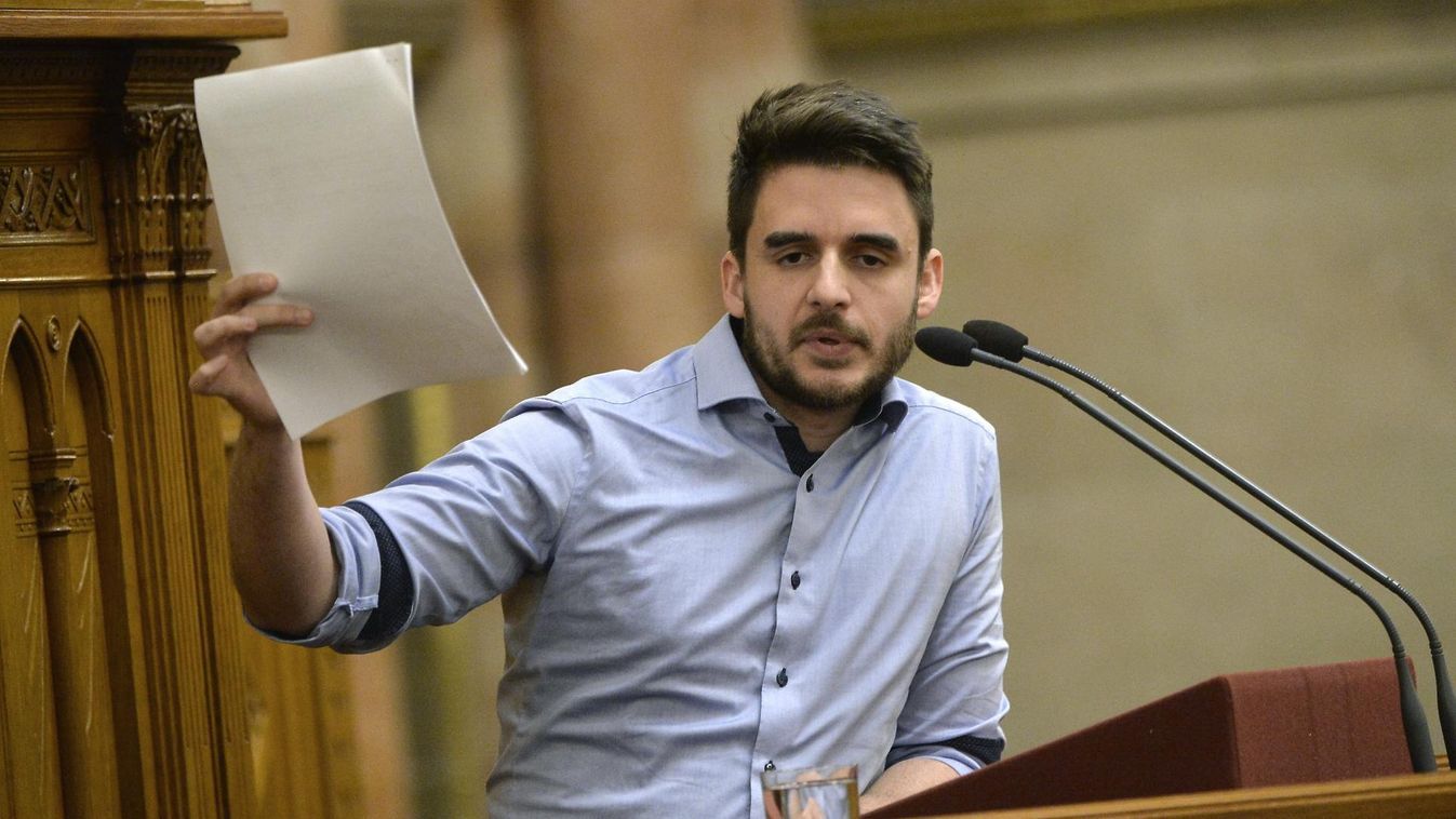 A Momentumos szerint, ha nyerne az ellenzék idehaza, ugyanaz történne, mint a lengyeleknél
