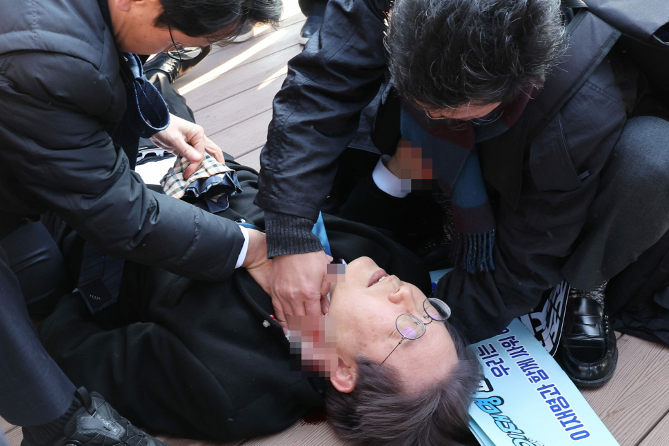 Kamerák előtt szúrták nyakon a dél-koreai ellenzéki politikust