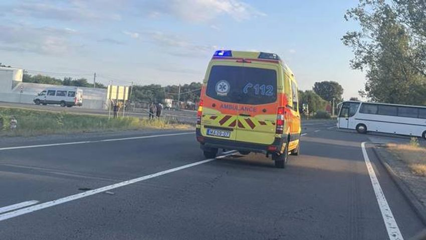 Ukrán gyerekeket szállító busz borult az árokba Kisvárdánál