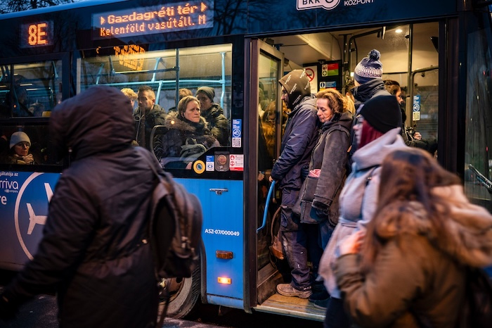 Egész Budapest őrjöng Karácsony járatritkításai miatt