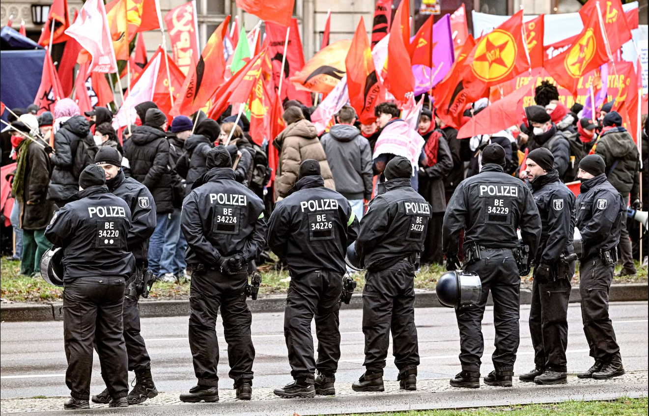 Szétverte a rendőrség a Rosa Luxemburg kivégzésére emlékező kommunista tüntetést Berlinben