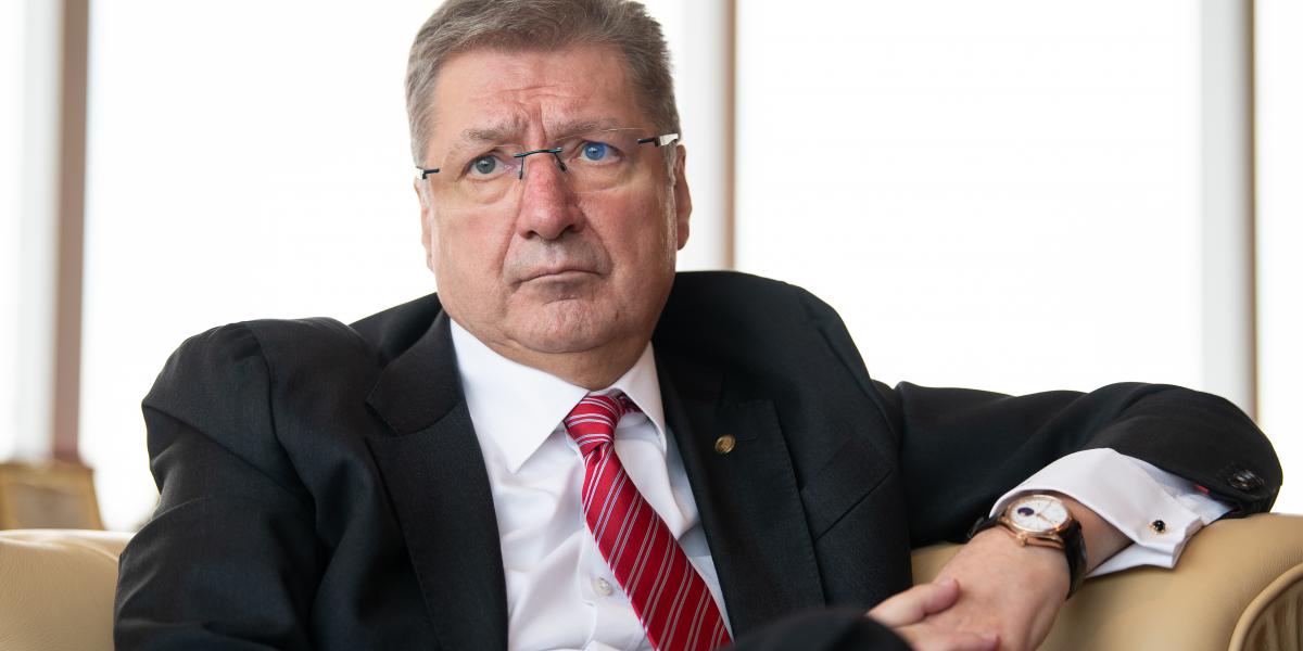 Évi százmillió forintra nőhet az iparkamarai elnök jövedelme – hála as MOL-nak