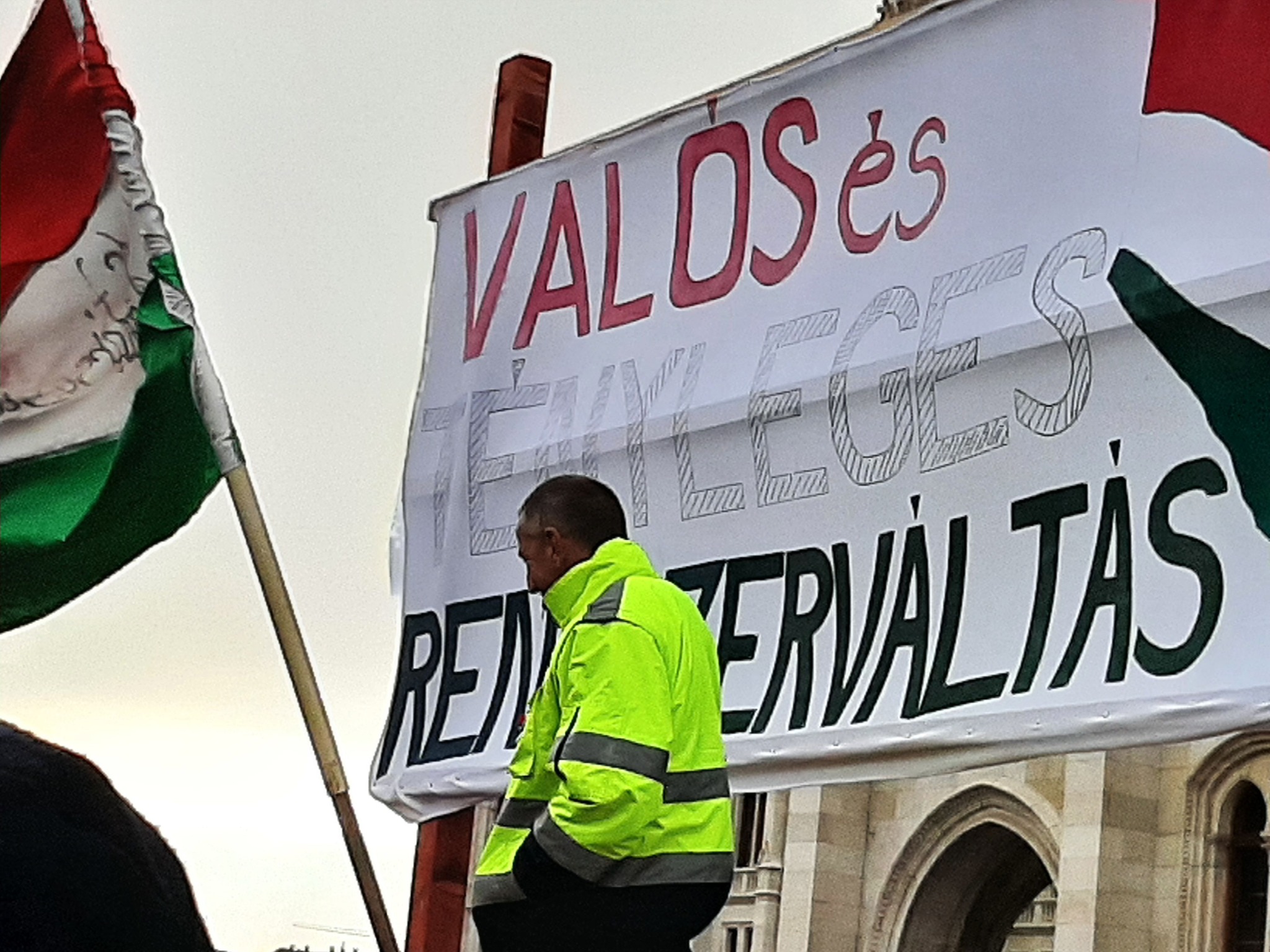 Rendszerváltó forradalom zajlott tegnap Budapesten