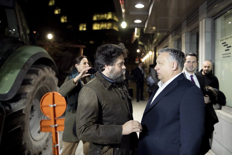 Orbán Viktor találkozott a Brüsszelben tüntető gazdákkal