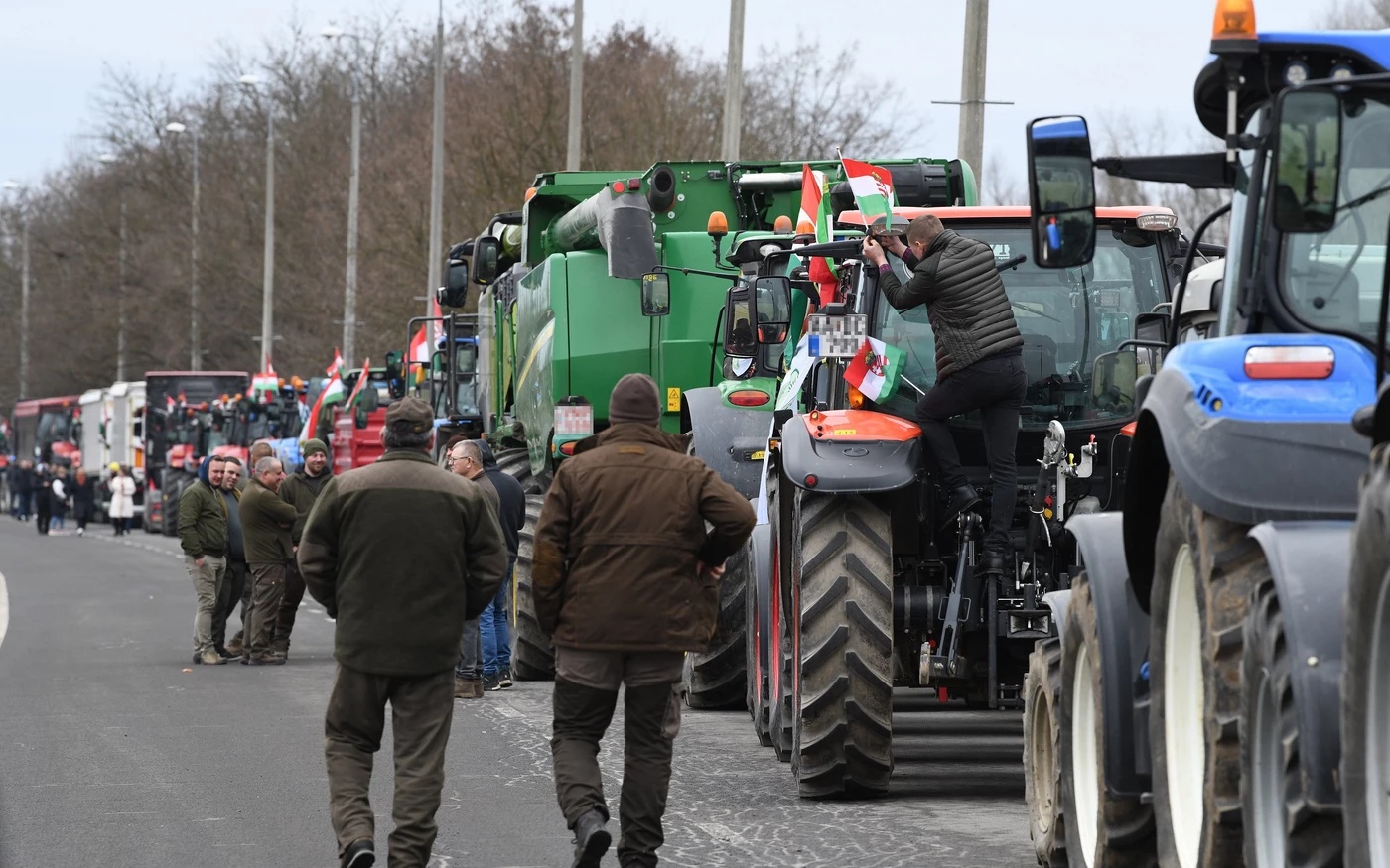 Tüntettek a magyar gazdák a záhonyi határnál