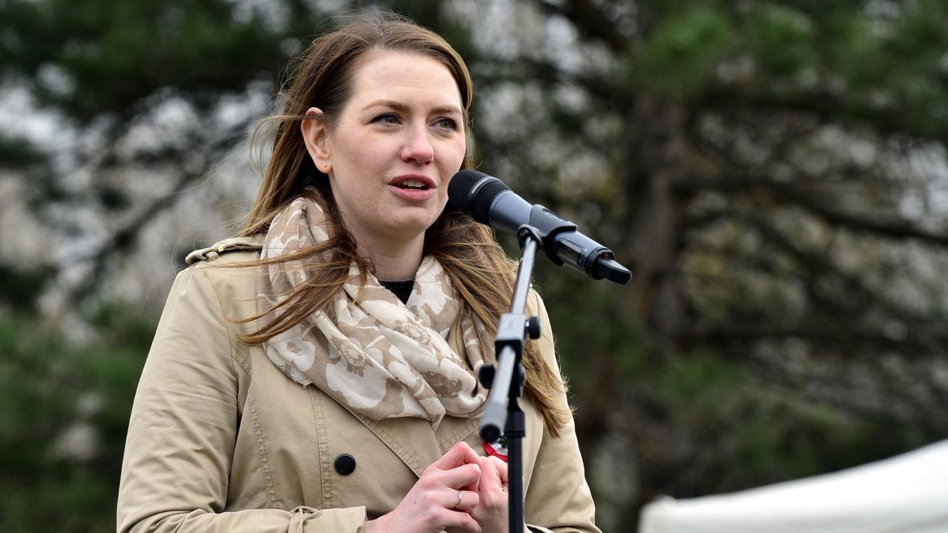 A Momentum törvénymódosítással venné el Novák Katalin juttatásait