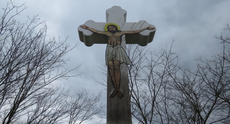 Szerelmi bánat miatt gyújtotta fel a kereszteket