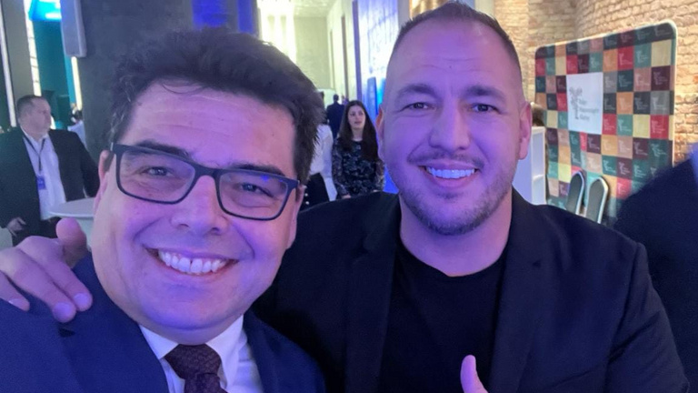 Curtis tiltakozott, majd elment Orbán évértékelőjére