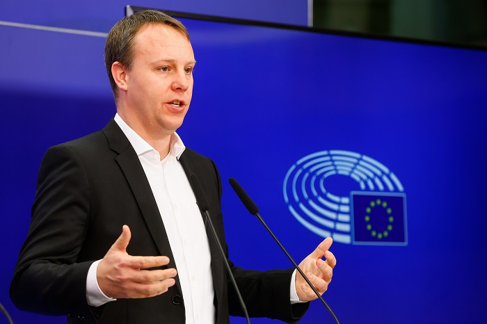 Daniel Freund szerint Orbán kínai segítséggel akar a magyarok ellen fordulni