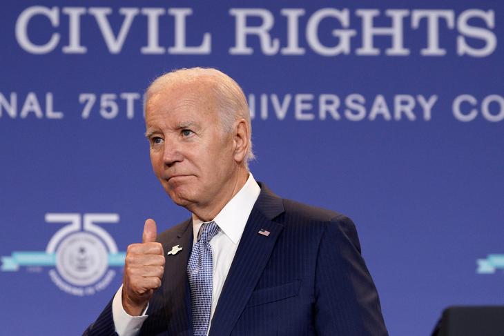 „Én irányítom a világot, „csak a Jóisten” tudna meggyőzni, hogy kiszálljak” – közölte Biden