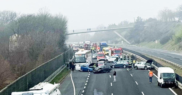 Halálos tömegbaleset vasárnap a sűrű ködben az M7-esen – videóval