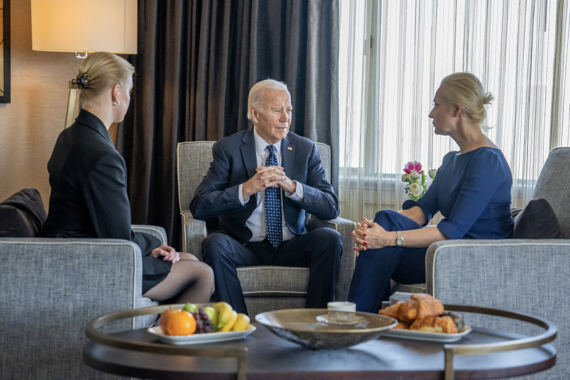 Biden találkozott Navalnij özvegyével és lányával