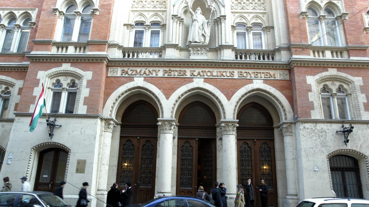 Kibukott a Pázmány oktatói karából Csókay László