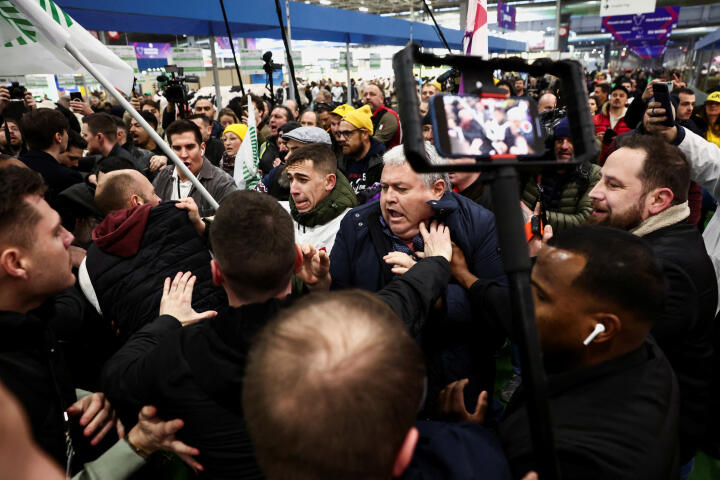 A feldühödött gazdák el akarták kapni a francia elnököt.