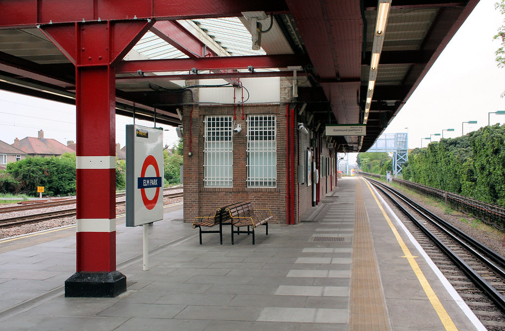 Savval öntöttek le két fiatal fiút egy londoni metróállomáson