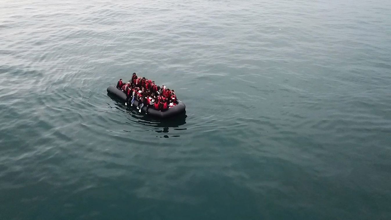Tele migránsokkal a La Manche csatorna