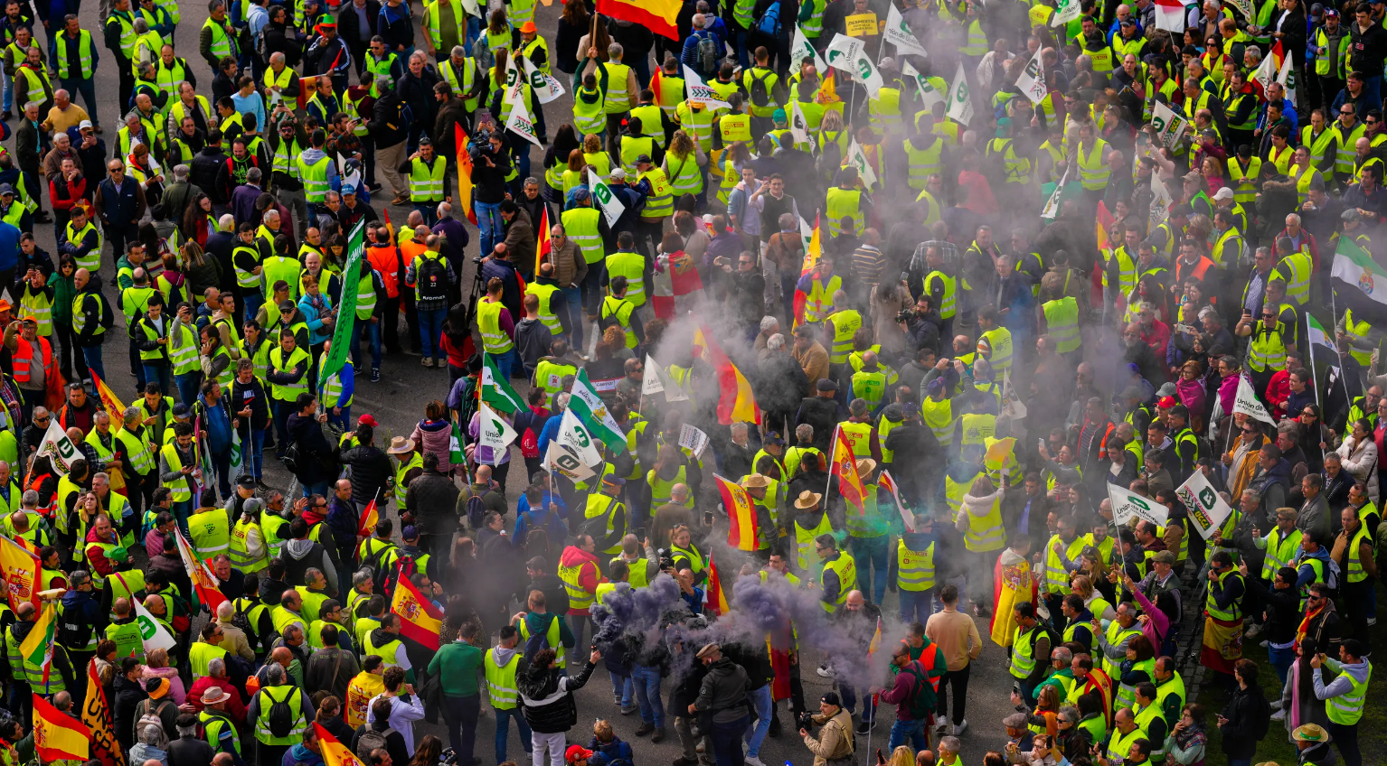Rendőrök verték a tüntető gazdákat Madridban – videó