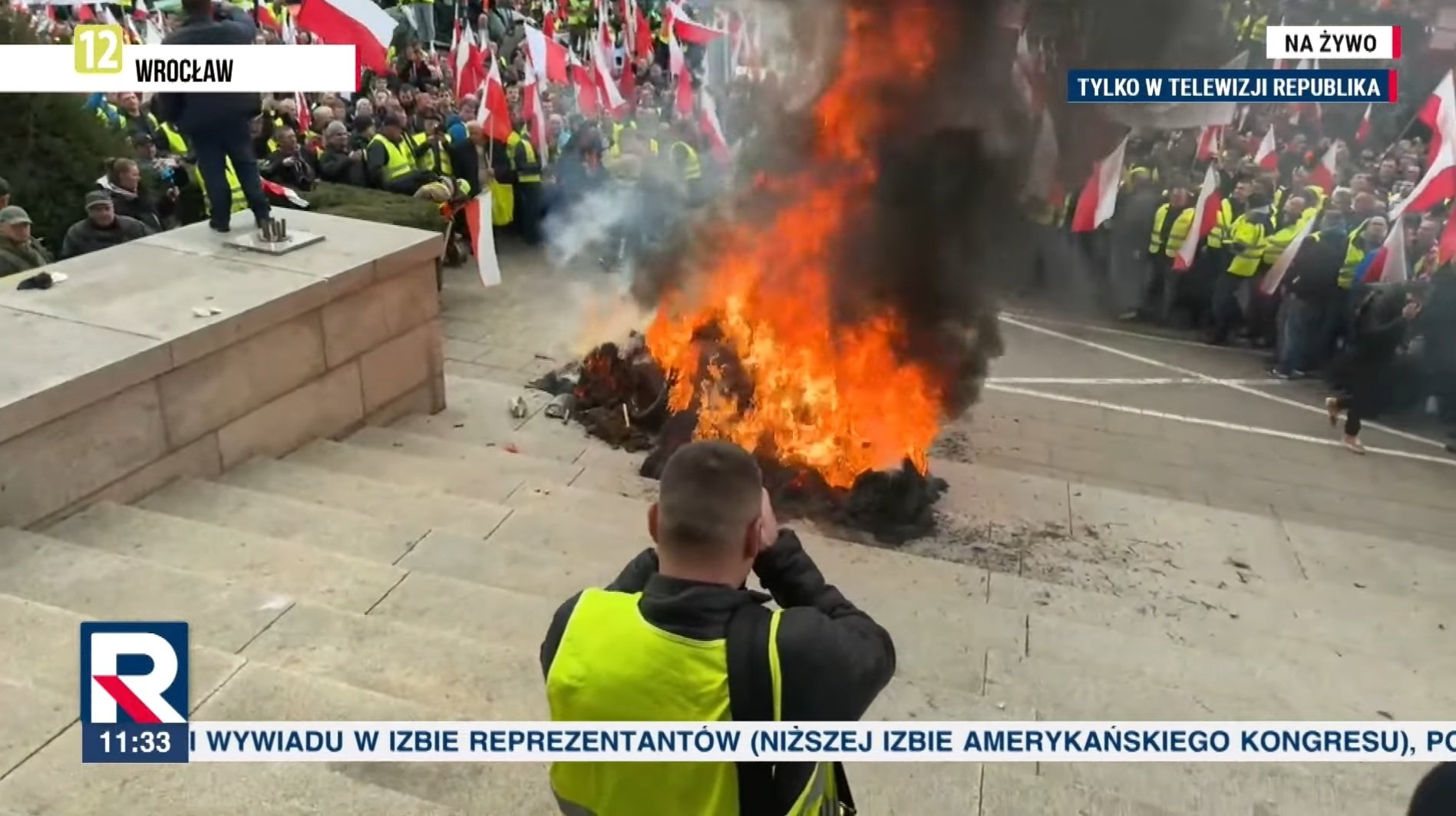 Tüntető lengyel gazdák tojással dobálták meg az Európai Bizottság irodáját Wroclawban