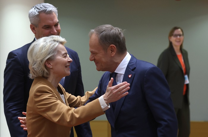 Miután leváltották a kormányt és „helyreállt a jogállamiság”, mehet a pénz a lengyeleknek