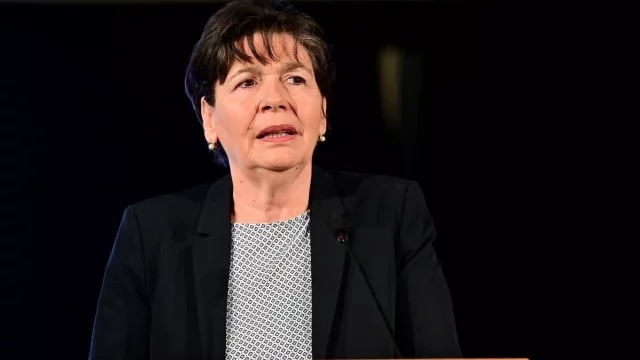 A DK Áder János húgának lemondását követeli