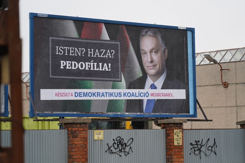 Gyomorforgató plakátokkal nyitja a kampányt a DK