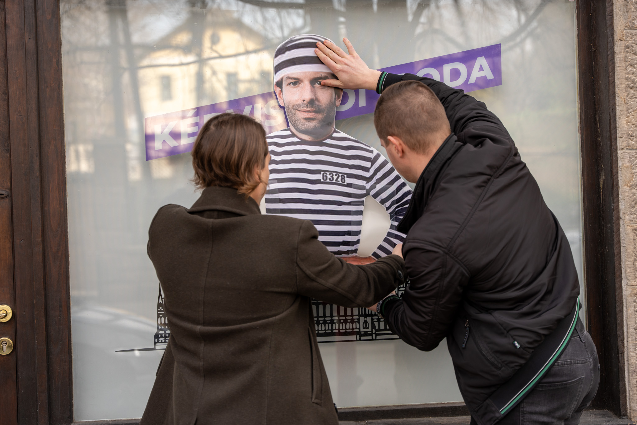 A Fidelitas szerint Varju László és Fekete-Győr András elítéltként ülnek a Parlamentben