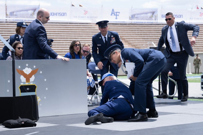 Speciális cipőt kapott Joe Biden – túl sokszor esett már el