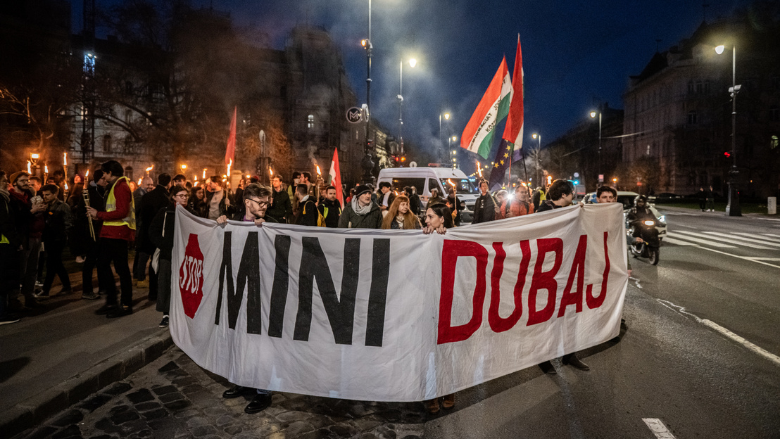 Fáklyás felvonulást tartott a Szikra mozgalom