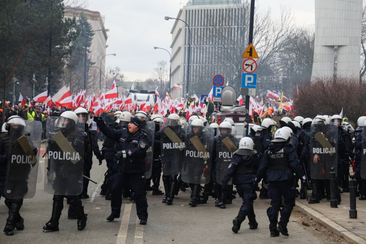 Összecsapások voltak Varsóban, sebesültek is vannak